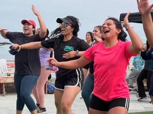 Clase de zumba al aire libre en la costanera de Algarrobo