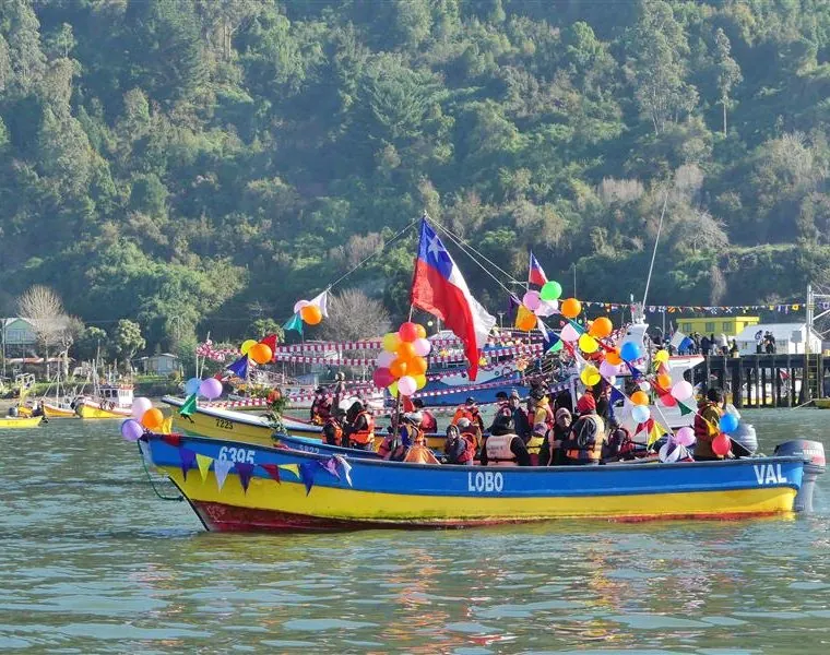Procesión de San Pedro en Algarrobo: lanchas engalanadas en la caleta