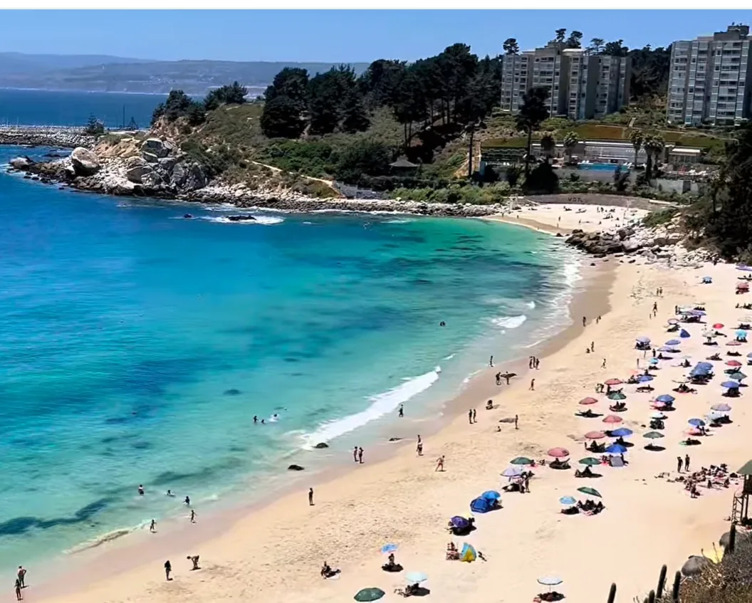 Playa El Canelo en Algarrobo: cala de aguas turquesas protegida por rocas, apta para el baño
