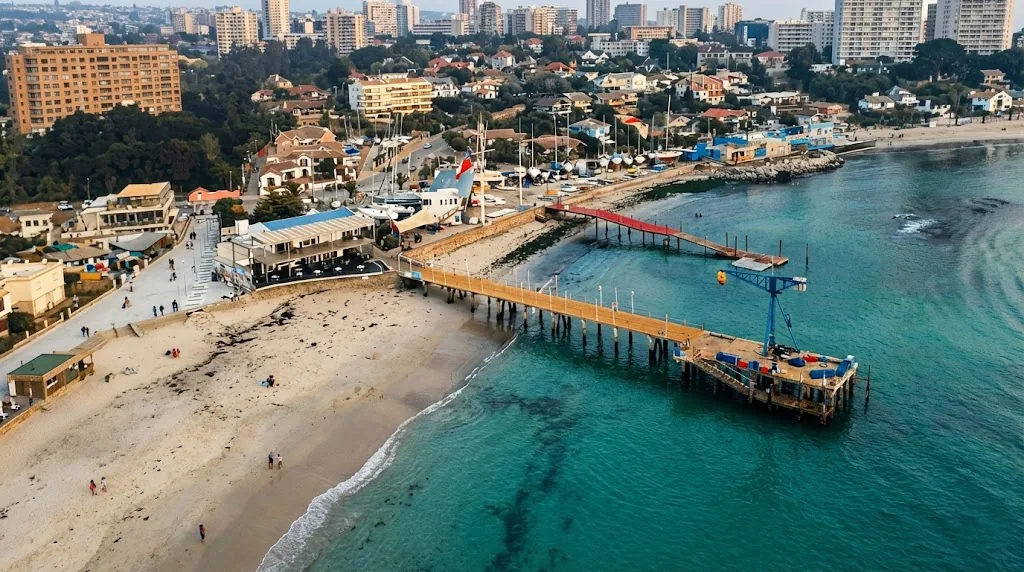 Playa El Yachting en Algarrobo: sector junto al club de yates y su muelle
