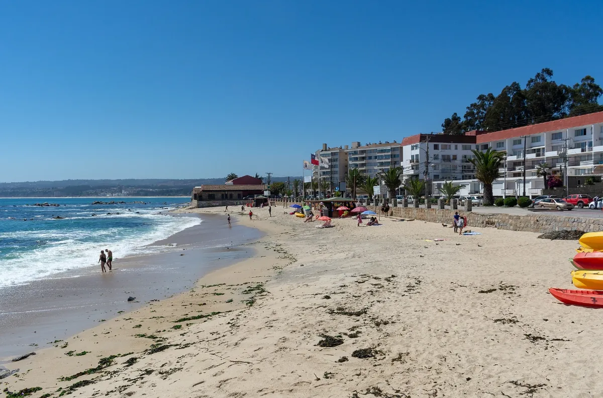 Playa Las Cadenas en Algarrobo: amplia playa principal con servicios cercanos