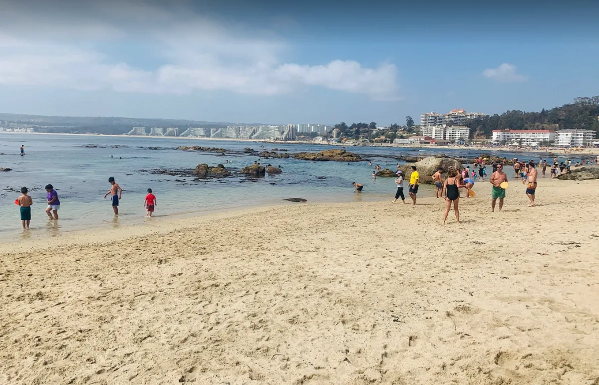 Playa Pejerrey en Algarrobo: pozones rocosos de aguas calmas, ideal para niños